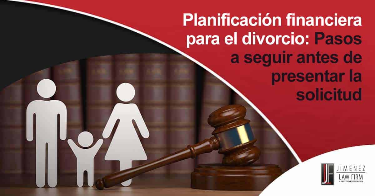 Imagen de una familia de papel, con la participación de The Jimenez Law Firm y destacando la planificación financiera para el divorcio: pasos a seguir antes de presentar la solicitud.