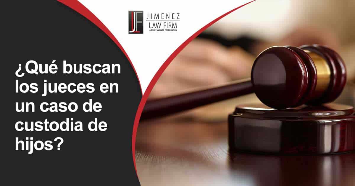 Imagen de un mazo judicial, con participación de The Jimenez Law Firm, destacando el tema "¿Qué buscan los jueces en un caso de custodia de hijos?" y alineado con el contexto legal de custodia infantil.
