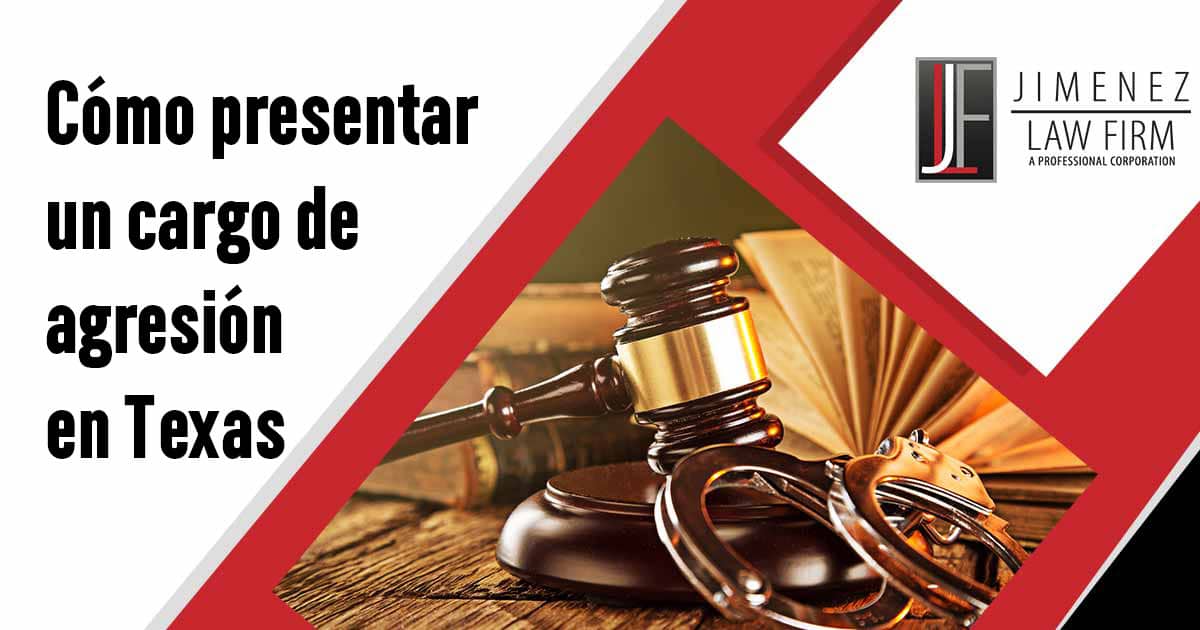 Cómo presentar un cargo de agresión Mazo de madera y libros de derecho sobre una mesa