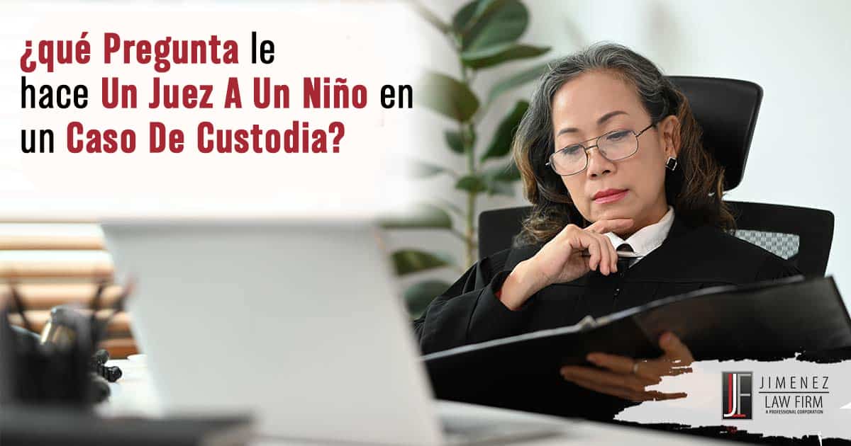 Juez haciendo preguntas a un niño en un caso de custodia