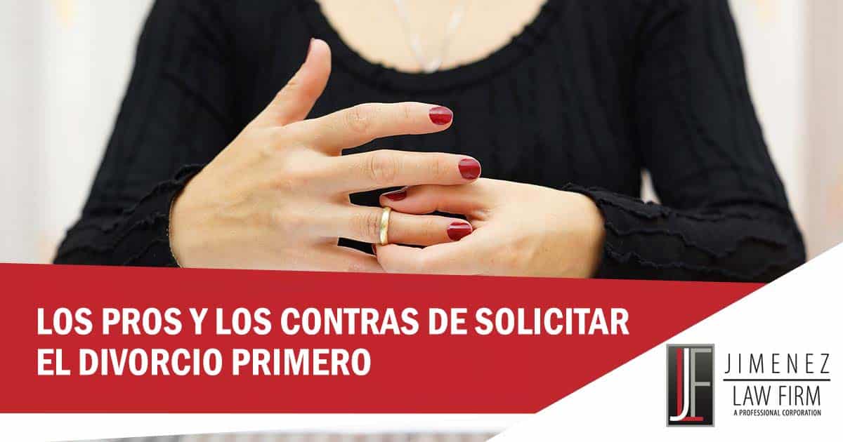 Pros y Contras de Solicitar el Divorcio Primero Anillo de boda relacionado con solicitar primero el divorcio